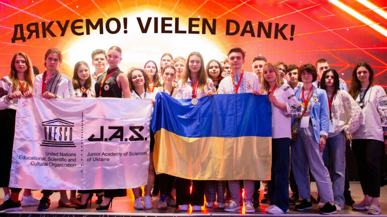 Menschen mit ukrainischer Flagge sagen Danke