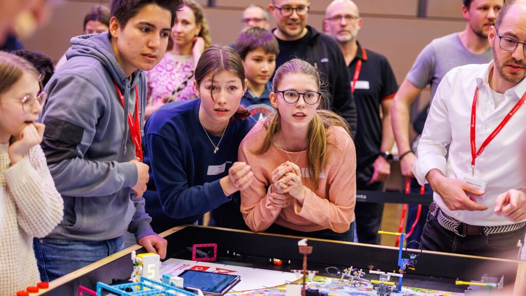 Jugendliche beim First Lego League Regionalwettbewerb