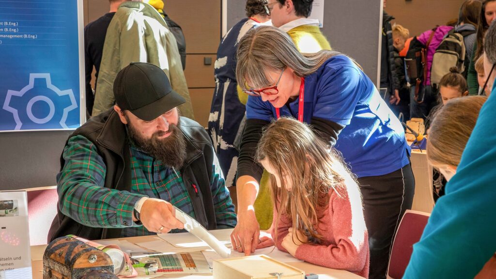 Menschen bei der Maker Faire