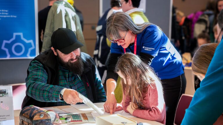 Menschen bei der Maker Faire